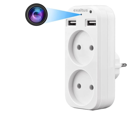 Camera spion, ascunsa in priza Exaltus in prim plan de culoare alba