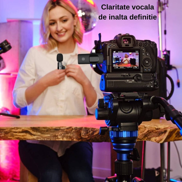 Se lavaliera conectat la camera video, doamna tine lavaliera in mana pentru interviu